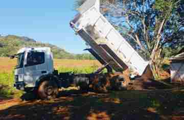 Campo Bonito - Secretaria Municipal de Agricultura realiza entrega gratuita de adubo orgânico a produtores de bicho-da-seda